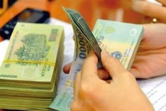 Banks continue cutting staff salaries amid economic difficulties