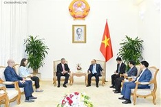 PM Phuc receives Formula 1 boss as Hanoi chosen to host first Grand Prix