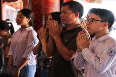 Pupils pray for exam luck at Temple of Literature