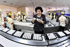 Pham Thi Huan receives ‘World of Difference 100 Award’