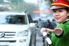 Female police rookies get to grips with capital traffic