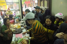 Queues form for Chung cakes in Hanoi's Old Quarter