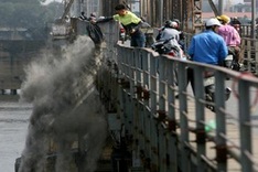 Kitchen God Day customs pollute Red River