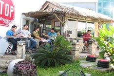 Danang cafe sends message about traffic culture