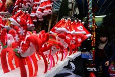 Hanoians shop for Christmas
