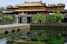 Hue receives foreign aid for heritage preservation