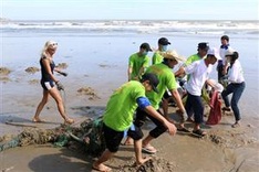 Foreign tourists help clean Mui Ne beach
