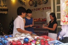 Tight budgets put damper on Christmas decoration markets