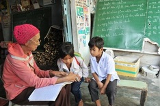 Old teacher holds free class for border children in An Giang