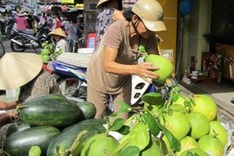 Doan Ngo Festival triggers higher fruit and flower prices