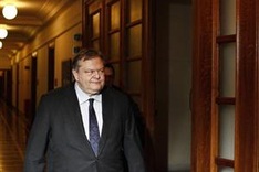 Greek cabinet approves debt deal