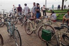 Hanoi's old bike lovers
