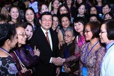 President meets with overseas Vietnamese women