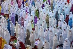 Indonesians begin Ramadan, hardliners target bars