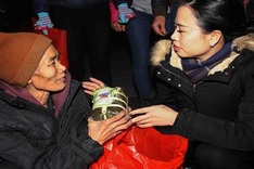 Charity group brings Tet gifts for homeless people