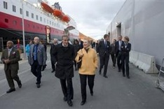 Clinton in Arctic to see impact of climate change