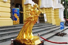 Golden statues of Saint Giong make debut in Hanoi
