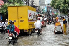 Early rain floods Hanoi