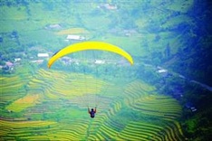 Paragliders and runners heading to northwest
