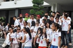 Overseas Vietnamese attending 2012 Summer Camp come to HCMC