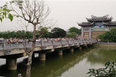 Vietnam’s biggest pagoda a popular draw for tourists