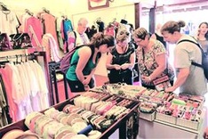Vietnam runs short of souvenirs for tourists