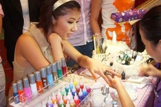 Vietnamese girl finds fame decorating nails