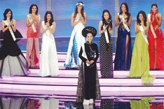 Beauty contestants shine in Ao Dai debate