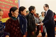 State leaders deliver Tet gifts to disadvantaged people