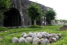 Ho Dynasty Citadel attracts tourist crowds