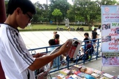 Hue City offers free book reading at park