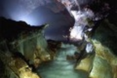 Cavers urge tourists to enjoy world's largest cave from home