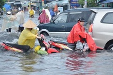 HCMC residents struggling with flooding