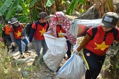 Backpackers clean Ba Den Mountain