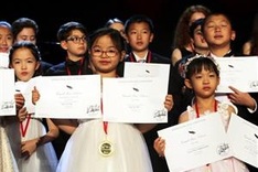 Vietnamese girl wins first prize at int’l piano contest in US