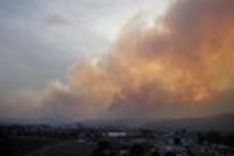 US: Towns near fire, nuclear lab wary of smoke