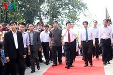President Sang offers incense at Hung Kings Temple