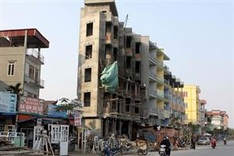 Capital slow to pull down illegal houses