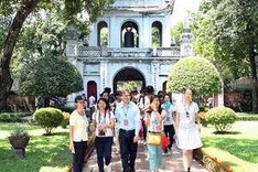 Young overseas Vietnamese return to roots