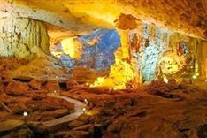 Quang Ninh halts receiving visitors to Dau Go Cave in Ha Long Bay