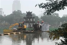 Water quality in Hanoi’s lakes improves after cleaning work