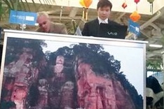 Vietnamese booth displays pictures of China at travel fair