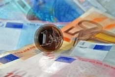 Euro falls in Asia after France, Greece elections