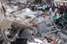 Haiti quake: Survivors struggle while awaiting aid
