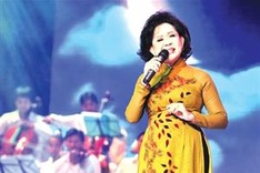 Vietnamese artists return home for Tet