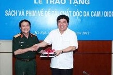 Hanoi presents books and movies to AO victims