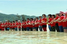 Photo exhibit captures attitudes of the young towards the East Sea