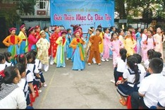 Primary school students introduced to traditional musical instruments