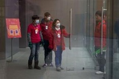Smog-blanketed Beijing urges residents to stay indoors