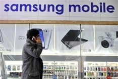 Samsung unveils new product in Apple offensive